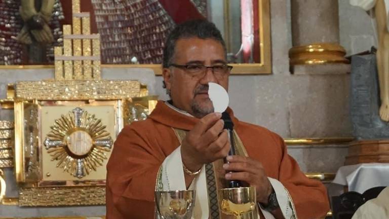 El sacerdote Fray Javier García Villafaña fue asesinado a balazos cuando circulaba en una carretera de Michoacán.