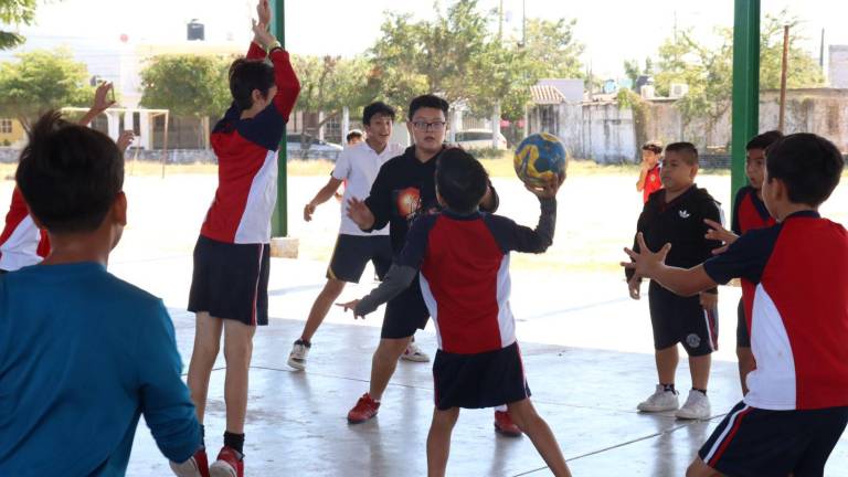 Ponen a la Amado Nervo a jugar handball