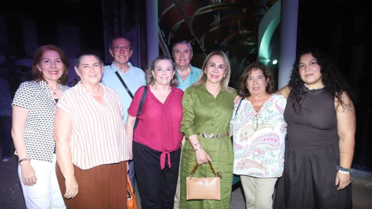 Bessie Collard, Sandra Elena Arias, Blanca Isabel de Collard, Adriana Ruiz, Maria Eugenia Llamas y Paulina Collard. Atrás, Henry Collard y Jorge Collard.
