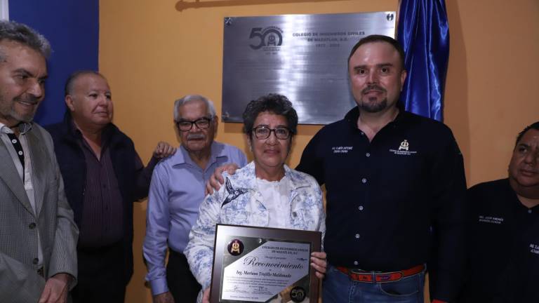Ingenieros Civiles de Mazatlán devela placa conmemorativa