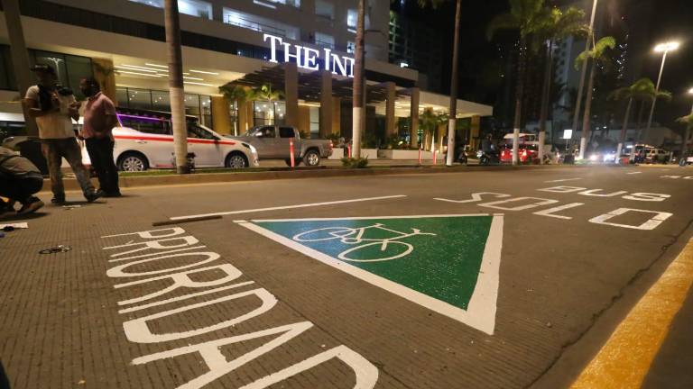 El pintado de los pasos peatonales elevados y un carril en cada sentido de la Camarón Sábalo hizo que el tráfico se congestionara.