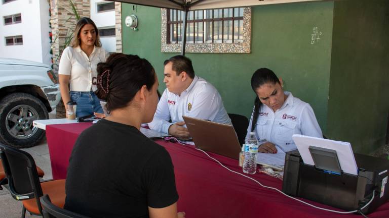 Personal del Inmuvi instaló mesas de atención en la colonia Valle de Encino, en Culiacán, para orientar a las familias en trámites de regularización y escrituración de vivienda.