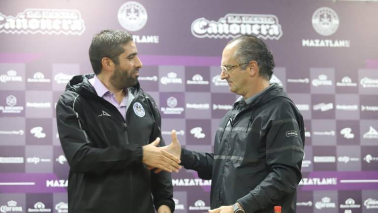 El nuevo director deportivo Carlos Vela es recibido por Mauricio Lanz, director general de Mazatlán FC.