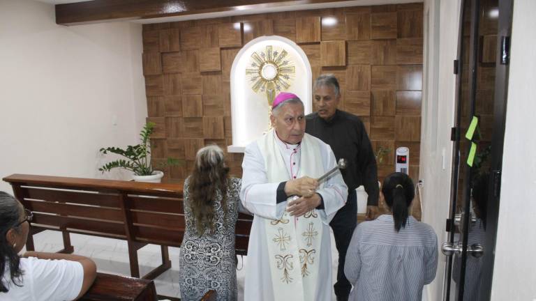 Obispo de Mazatlán bendice la Capilla de Adoración Perpetua en El Rosario.
