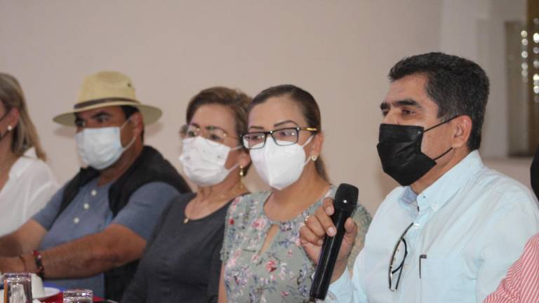 Chuy López dialoga con militantes y simpatizantes de la alianza.