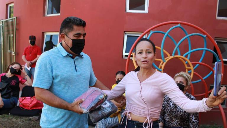 Heriberto “Talismán” García Osuna entrega material deportivo a las activadoras físicas.