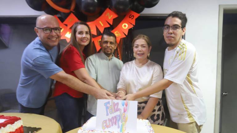 Héctor Castro, Adriana Marrujo, Heriberto Arriarán, Elizabeth Peraza y Alejandro Cruz, cumpleañeros del mes de octubre de Noroeste Mazatlán.