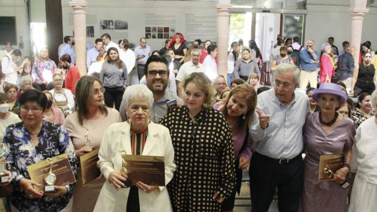 Gobernador de Sinaloa reconoce a 12 mujeres pioneras en el servicio público