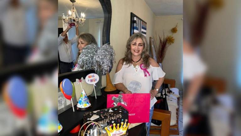 Elena Krinis de Ortiz celebra con alegría su cumpleaños.