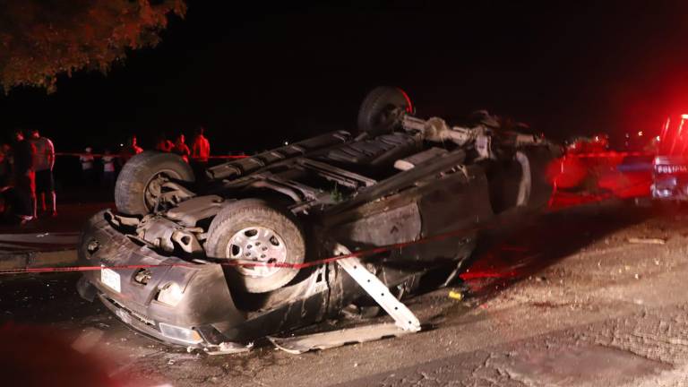 La volcadura de la camioneta terminó con la vida de una mujer y dejó tres menores lesionados.