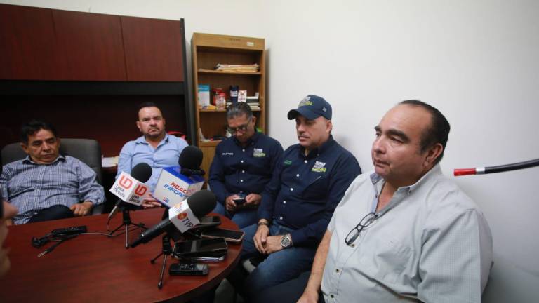 Guillermo Toloza Loaiza, jefe del Inspectores de Vialidad y Transporte del Gobierno de Sinaloa en Mazatlán, en conferencia de prensa.