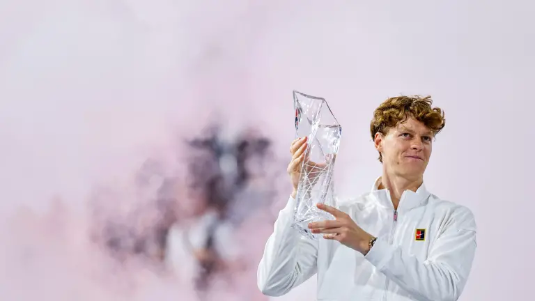 Jannik Sinner recortó su desventaja ante Carlos Alcaraz en la ATP.