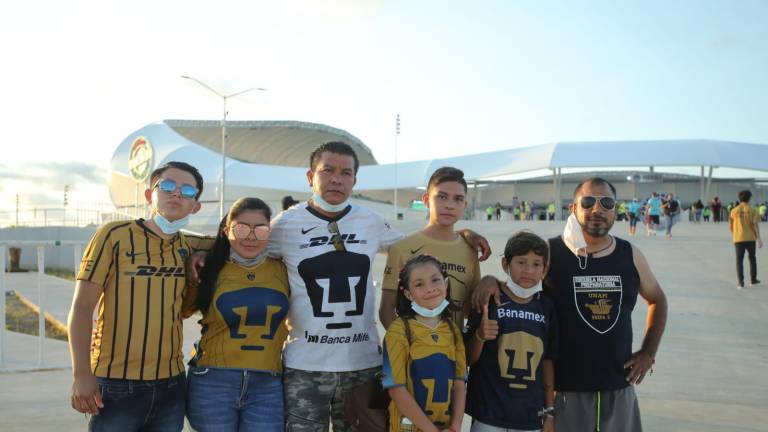 Aficionados asisten con sus niños al partido de futbol en el Kraken