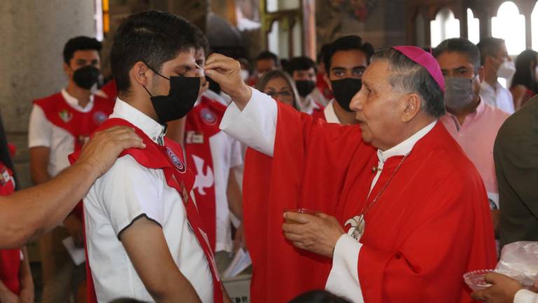 El Obispo Mario Espinosa Contreras ungió con el santo crisma en su frente a los jóvenes.