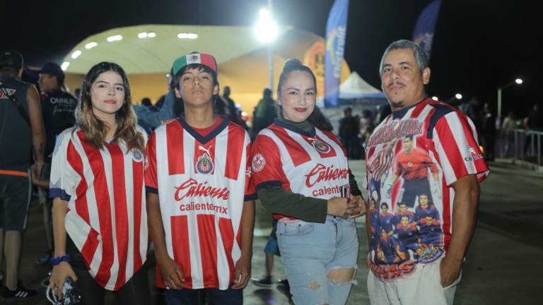 Los aficionados lucen orgullosos los colores de Chivas.