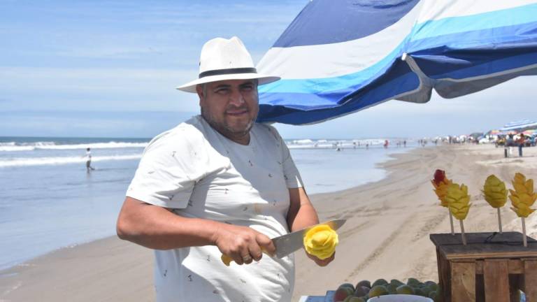 José María lleva 25 años consecutivos vendiendo mangos en la playa durante Semana Santa.