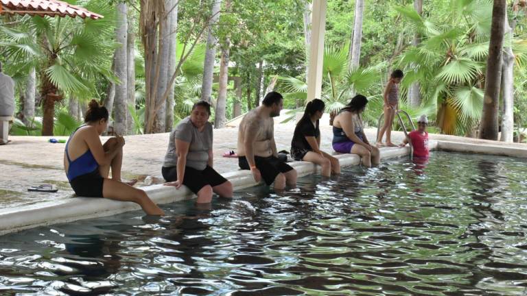 Bañistas disfrutan de sus vacaciones en las aguas termales de Imala