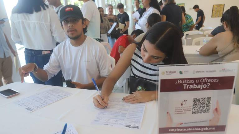 Participantes de la Feria Nacional del Empleo para Grupos Vulnerables en Mazatlán recibieron orientación para acceder a oportunidades laborales.