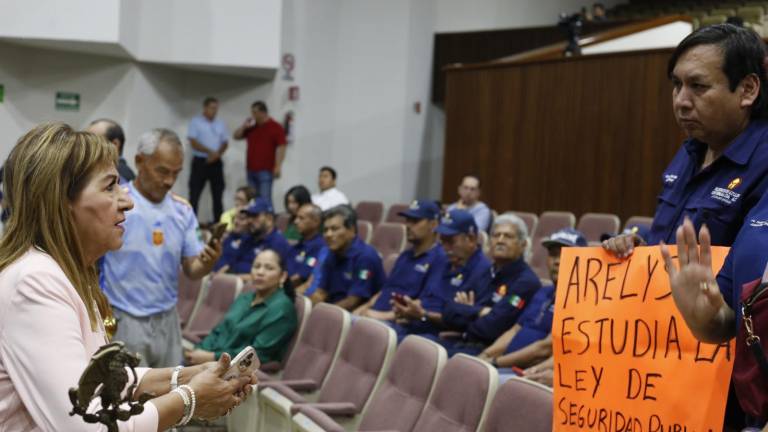 Miembros del colectivo Guerreros Azules se manifestaron este jueves en el Congreso del Estado.