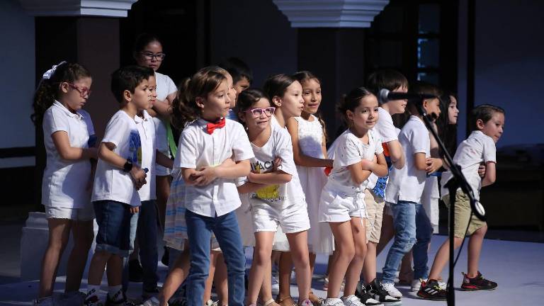 Con la participación de más de 80 niñas y niños, en un recinto abarrotado de familias, se llevó a cabo una muestra de los trabajos realizados durante dos semanas.