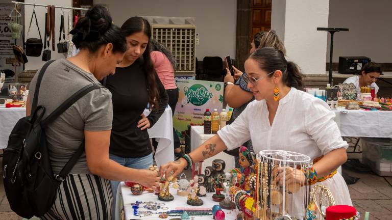 Emprendedoras ofrecieron productos artesanales, ropa y gastronomía durante el bazar “Tradiciones de Otoño” en el patio del Ayuntamiento de Culiacán.