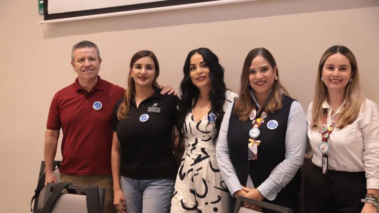 Fernando Pelayo, Estefanía Martínez Jacques, Brianda Loc, Daniela Novelo y Perla Noriega entregaron los reconocimientos a los patrocinadores.