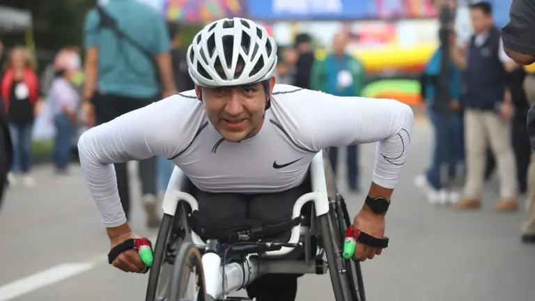 El paratleta capitalino dominó la ruta y volvió a cruzar la meta en solitario.
