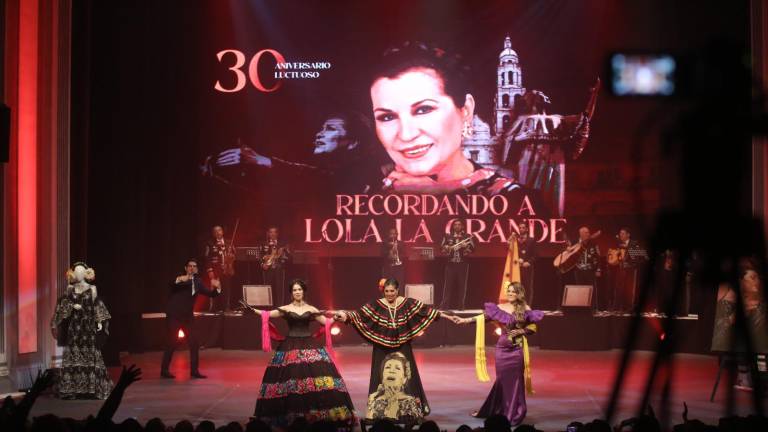 El Teatro Ángela Peralta se llenó de música, imágenes y emoción durante el homenaje a Lola Beltrán, donde el público cantó de principio a fin en una noche dedicada a su legado.