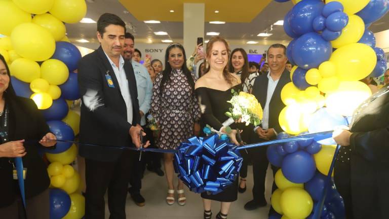Autoridades empresariales y directivos de Coppel encabezaron el corte de listón con el que se inauguró la nueva sucursal en la plaza comercial Soriana Insurgentes.