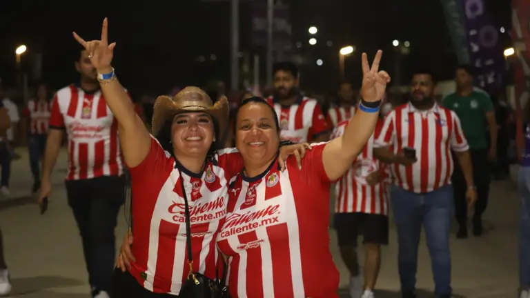 Desde horas antes del silbatazo inicial, los alrededores del estadio se pintaron de rojiblanco.