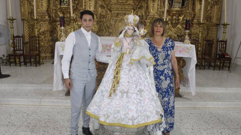 Daniel Correa diseñó el vestido para el novenario de la Virgen del Rosario.
