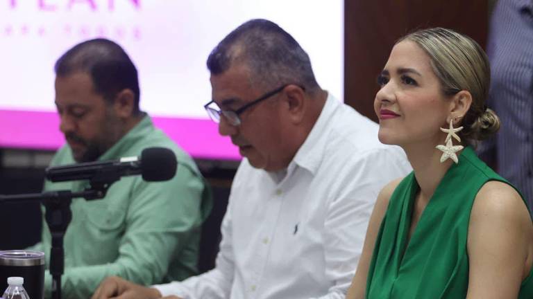 El Tesorero Municipal Julio César Ramos Robledo presenta un informe de la situación del Gran Acuario Mazatlán.
