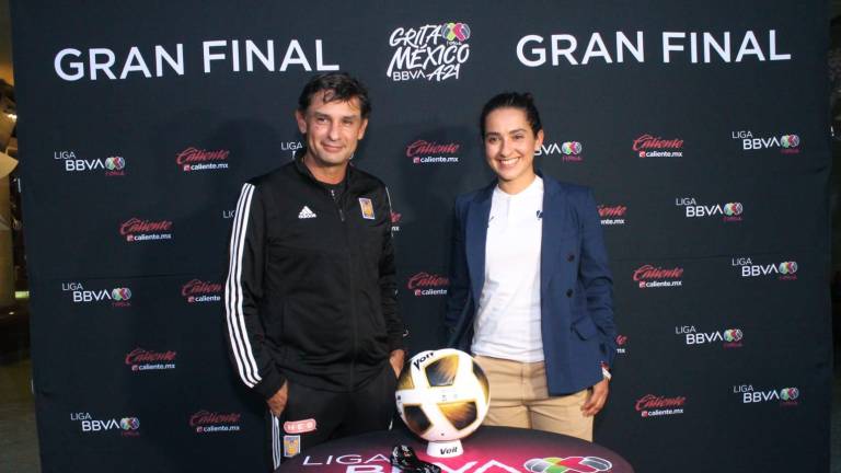 Eva Espejo (derecha) quiere hacer historia por las mujeres en Liga MX Femenil.