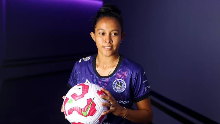 Abigail Martinez se viste de morada.