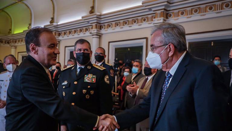Rubén Rocha Moya, Gobernador electo de Sinaloa, saluda a Alfonso Durazo, Gobernador de Sonora