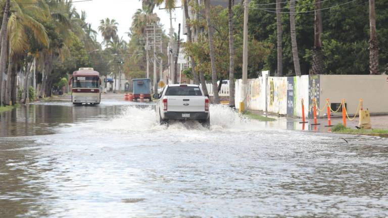La Avenida Cruz Lizárraga registra encharcamientos este domingo.