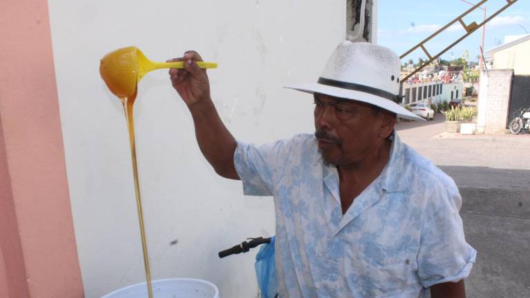 Hernán Jaso Ríos garantiza que es miel fresca y original.