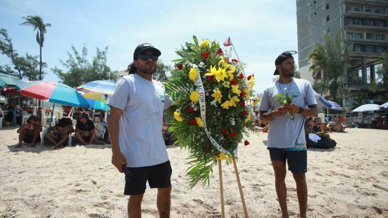 La Asociación de Surfistas del Estado de Sinaloa le rinde homenaje póstumo al surfista Álvaro ‘Ganso’ Ortiz, en playa Los Pinitos.