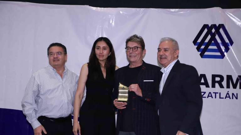 Javier Magaña, Verónica Estrada y Fernando Valdez hicieron entrega de un reconocimiento a Ernesto Coppel Kelly.