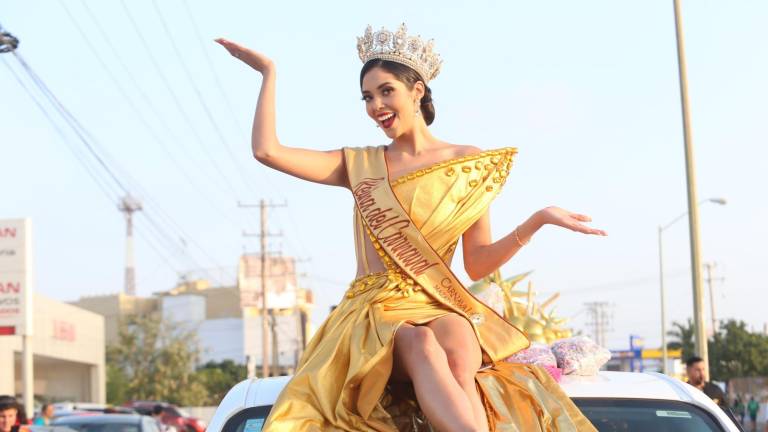 Carolina Pérez, Reina del Carnaval 2022, encabezó la primera manifestación del Carnaval de Mazatlán 2023, que se celebró en la Colonia Francisco Villa.