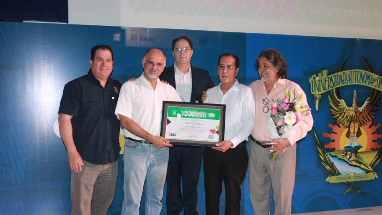 La comunidad teatral de la UAS entregó a José Joaquín Leyva el Reconocimiento a la Labor Escénica por más de 40 años de trayectoria