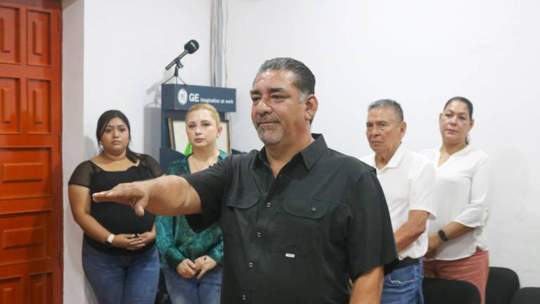 Mauricio Díaz Sánchez rinde protesta como Tesorero Municipal de Escuinapa, el cuarto funcionario en ese cargo en la actual administración.