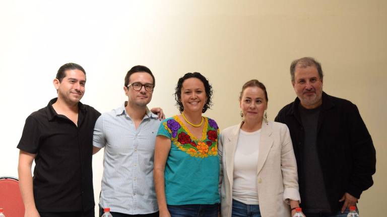 Martín Gavica, acompañado por los maestros del Centro Municipal de Artes.