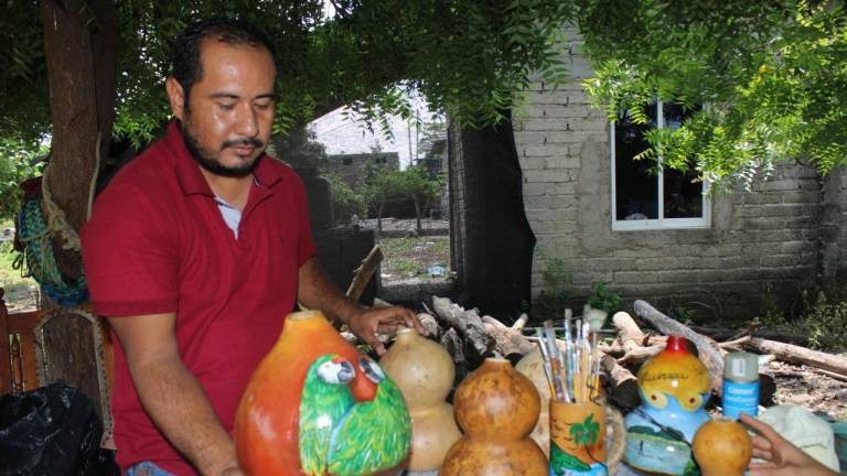 El artesano y profesor José Ignacio Contreras Medina utiliza los bules como “lienzos”