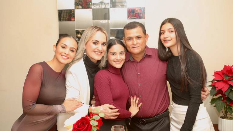 La velocista Jennifer Valeria Tirado Chavarín (centro) vive el cierre de año en un ambiente sereno y familiar, acompañada de sus seres queridos.