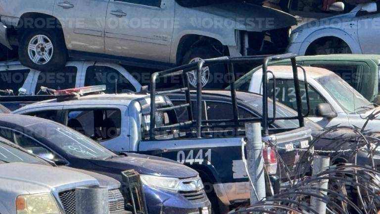 Patrulla municipal baleada, resguardada en pensión de bienes asegurados en Culiacán.