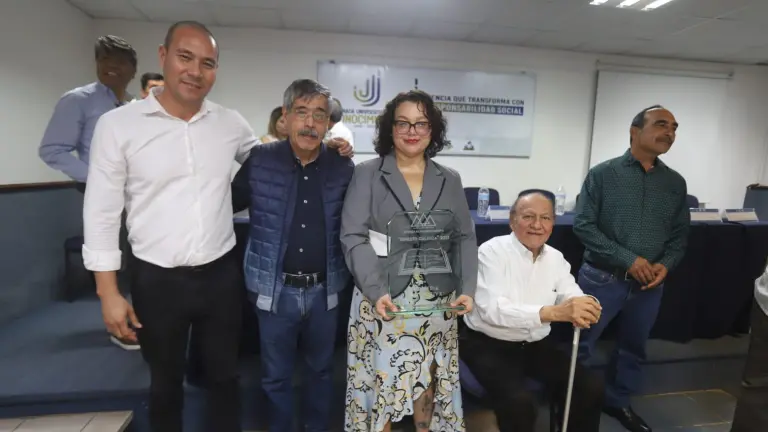 Rita Tirado recibió este reconocimiento acompañada por varias integrantes de la organización.