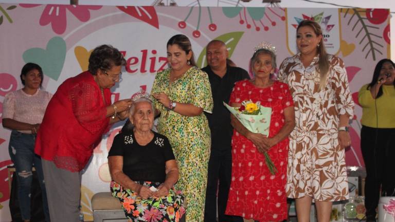 La señora Cristina Armenta fue elegida entre el público como la reina del Día de las Madres 2023.