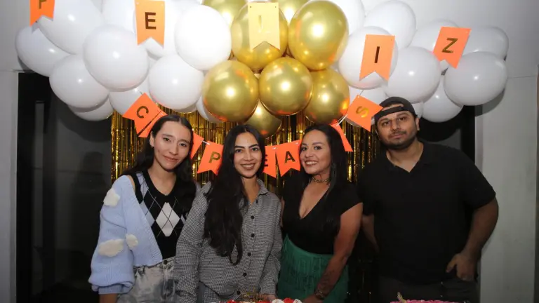 Yocelin Morales, Stefany Ponzo, Carolina Zataráín y Joaquín Ramírez se toman la fotografía del recuerdo.