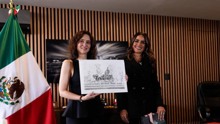 Grupo Xcaret afirmó que la decisión de impedir la asistencia de Isabel Díaz Ayuso (izq.) a los Premios Platino fue tomada por los organizadores del evento.